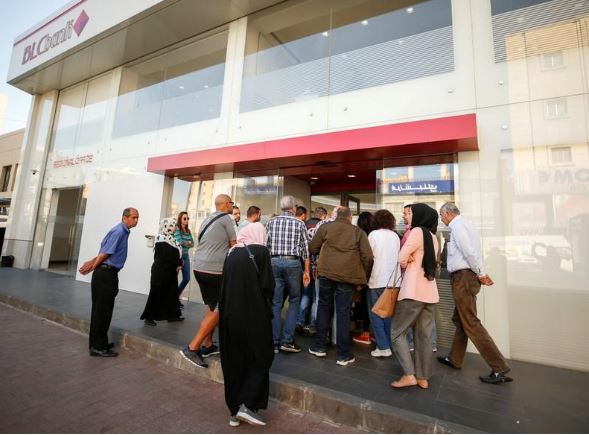 أشخاص يقفون خارج أحد البنوك في صيدا بلبنان في صورة بتاريخ 19 نوفمبر 2019. تصوير: علي حشيشو - رويترز.